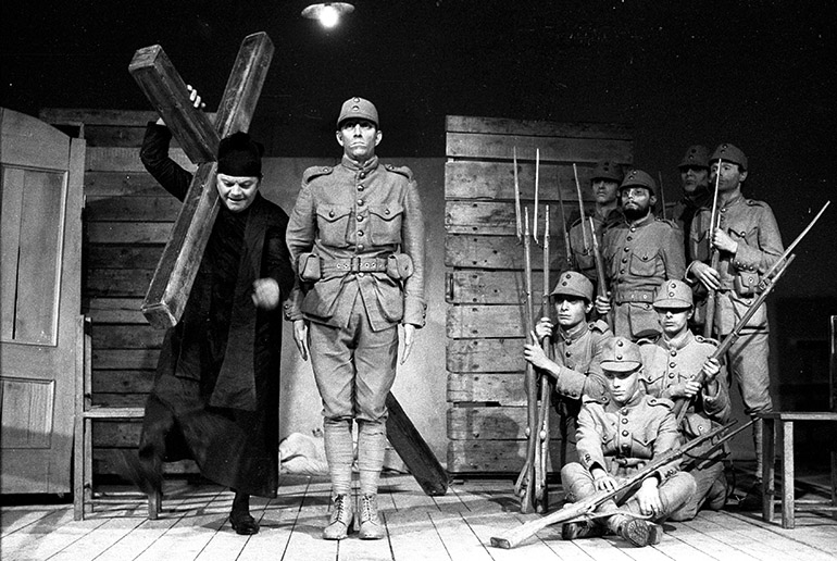 Picture from the play "Wielopole, Wielopole" in the Warsaw club Stodoła, Cricot 2 Theatre, 1980, photo: Adam Hayder / Forum